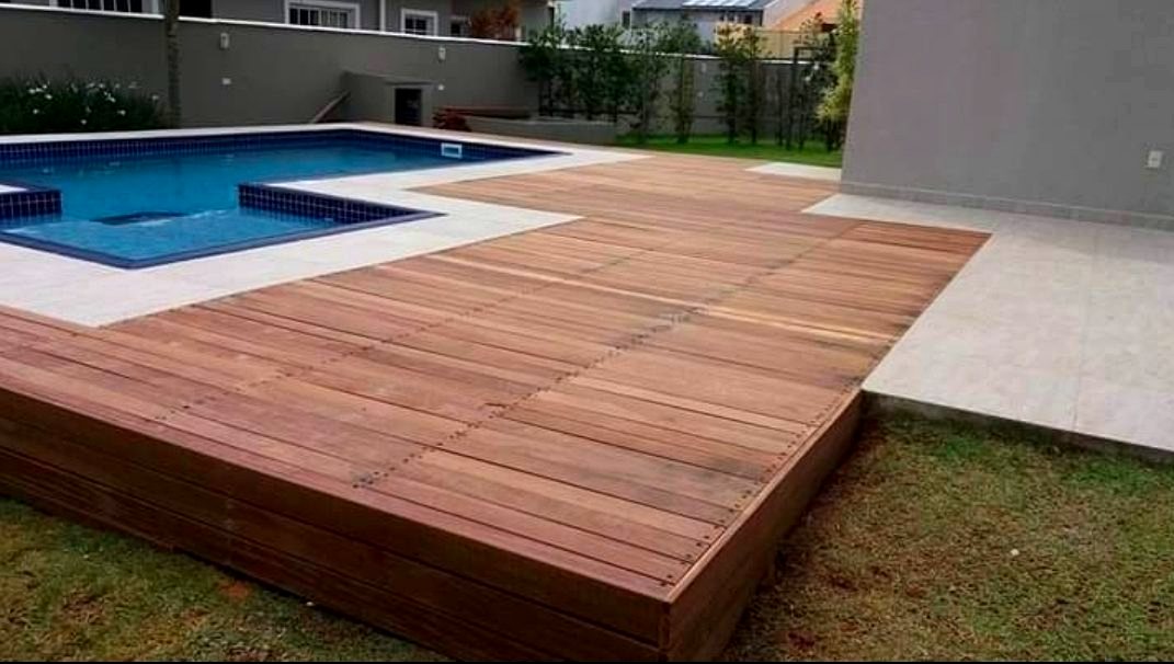 Deck de madeira ao redor de piscina