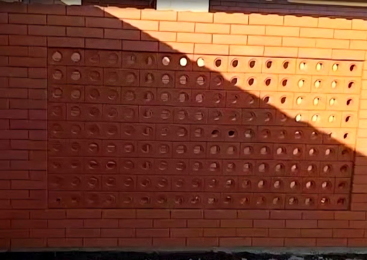 Parede de tijolo ecológico aparente, close na textura